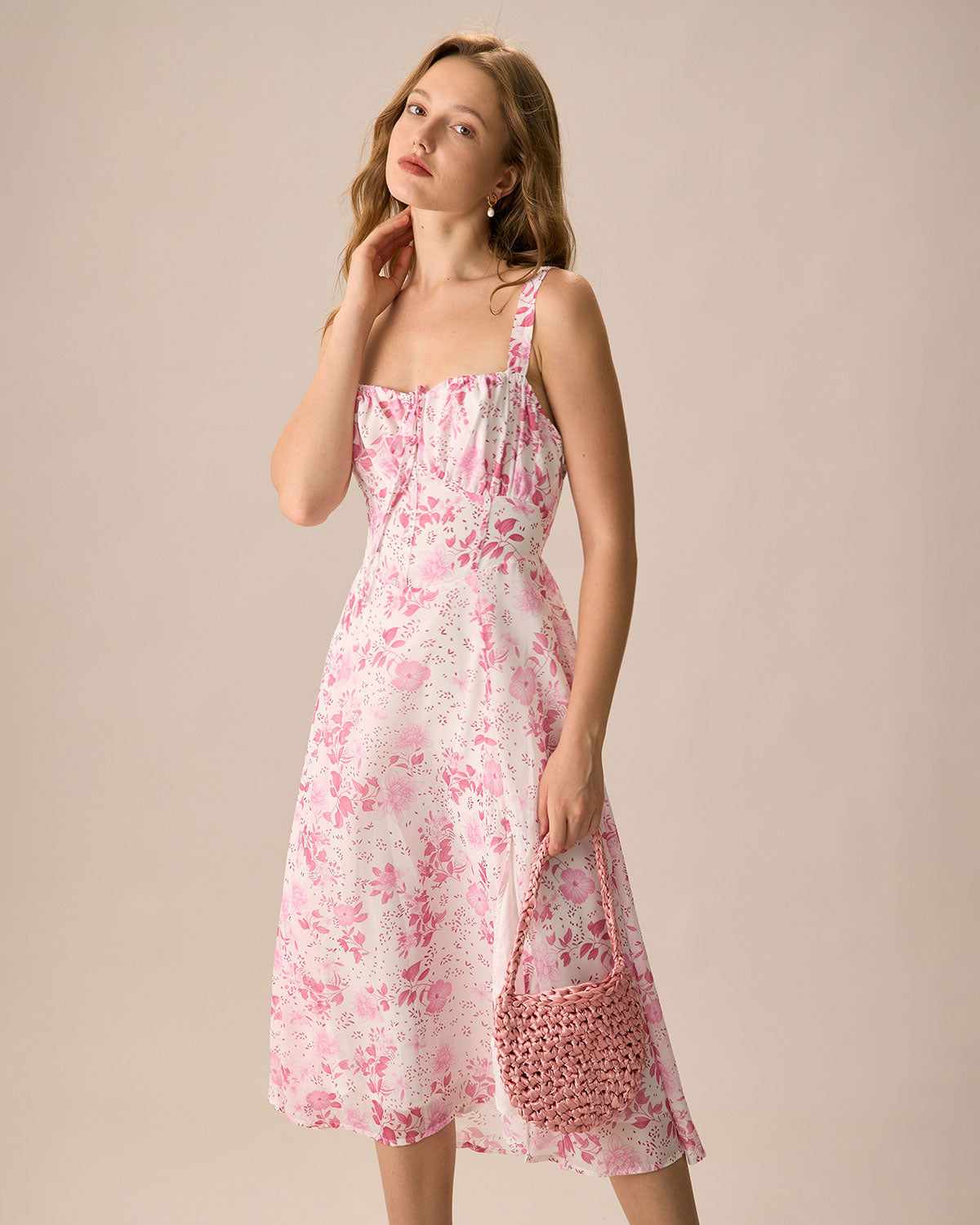 De roze midijurk met vierkante hals, bloemenprint en ruches