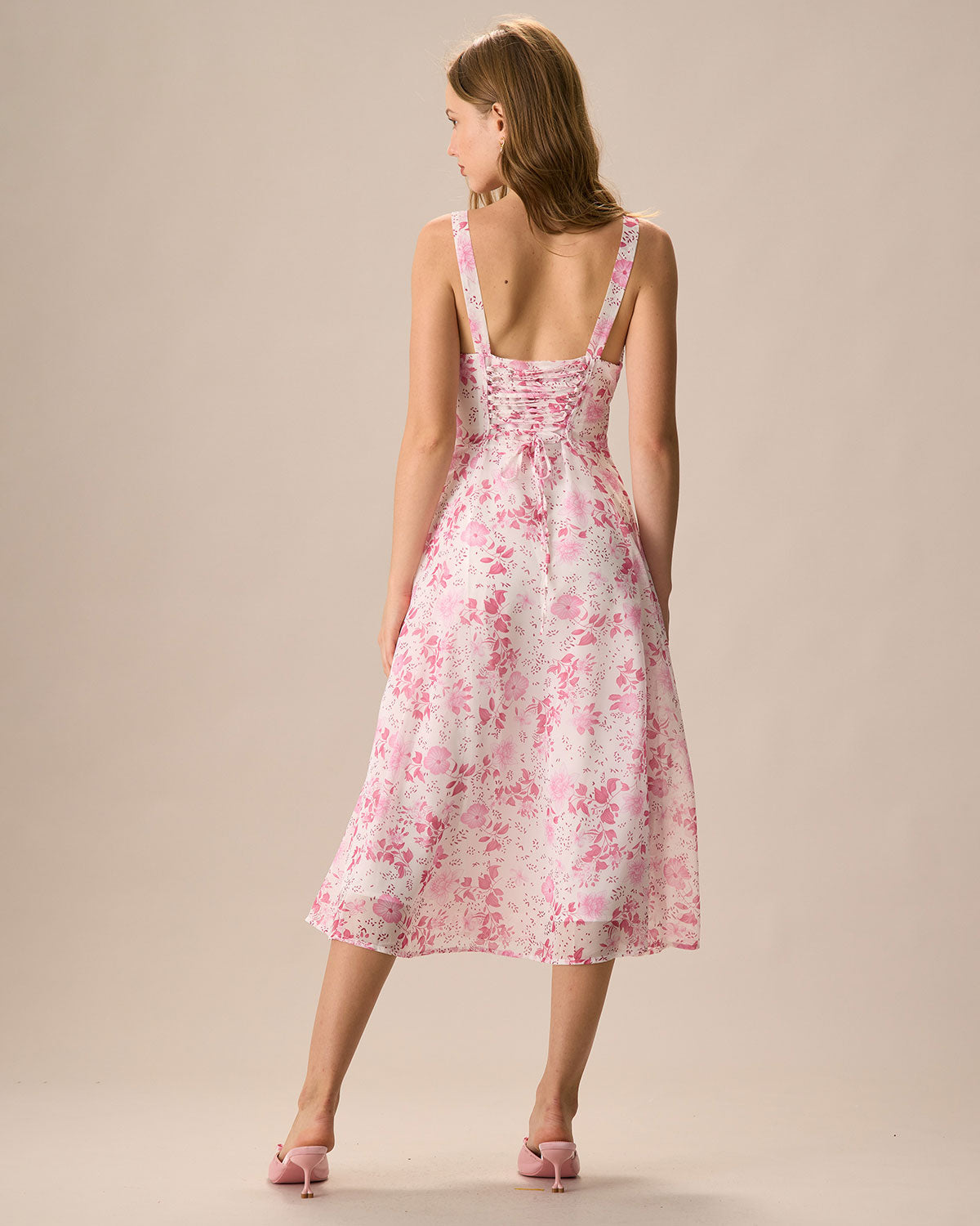 De roze midijurk met vierkante hals, bloemenprint en ruches