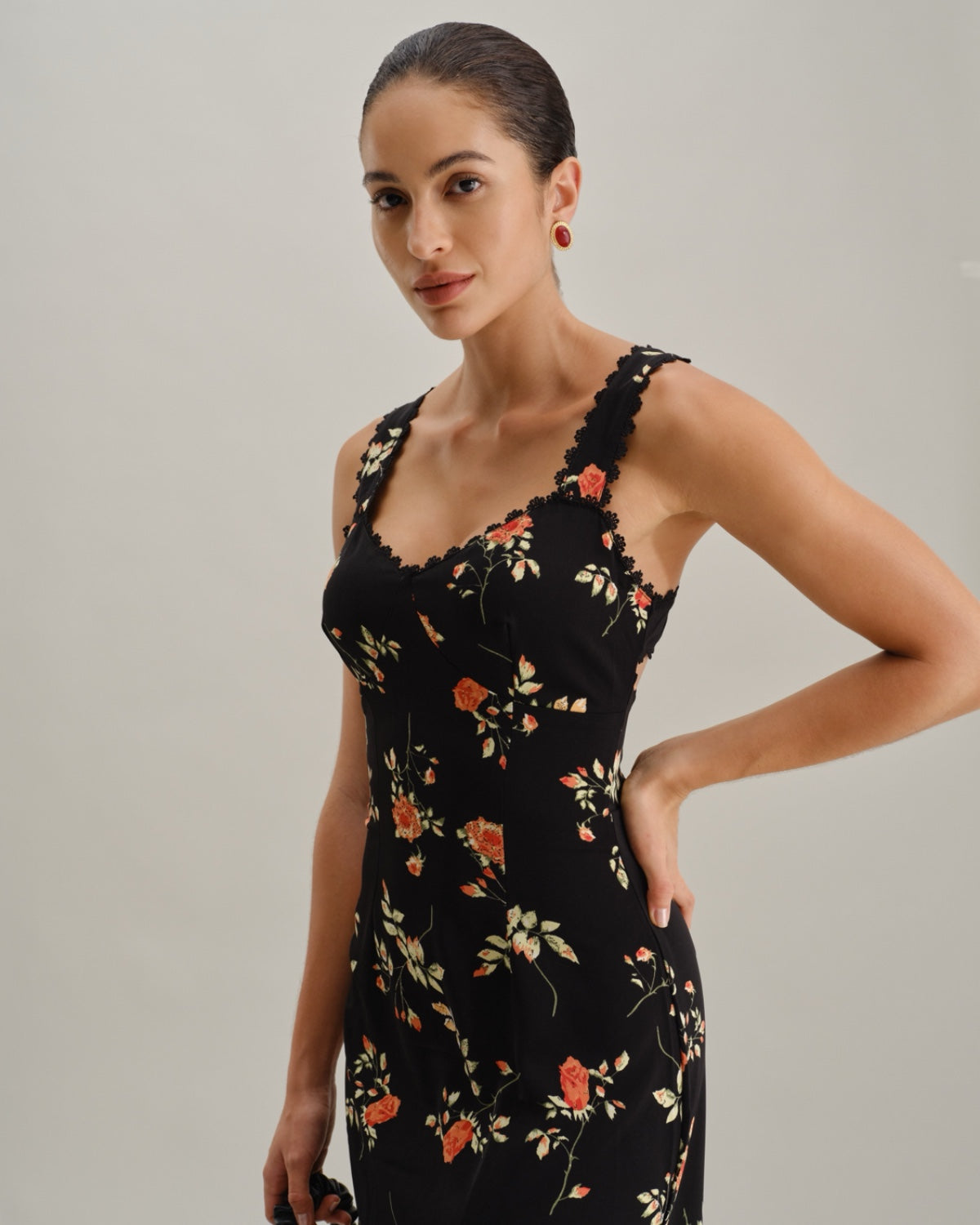 Zwart bloemenjurk met ruches en spaghetti bandjes in maxi-lengte