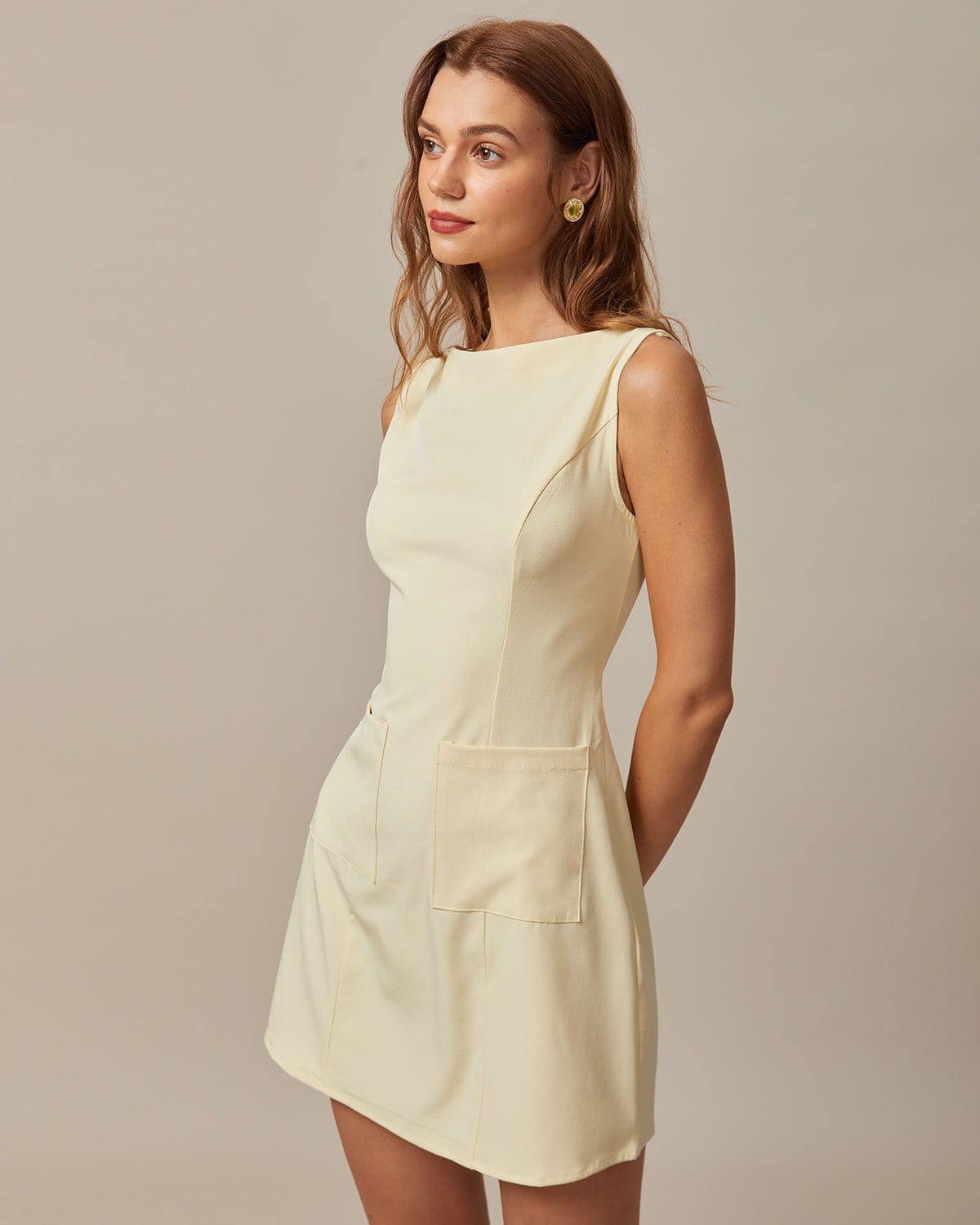 De gele boot-hals cut-out minijurk