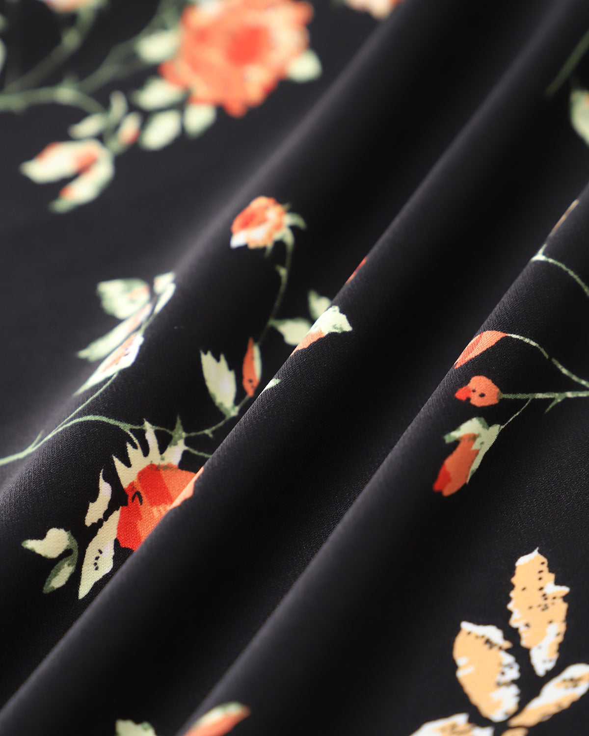 Zwart bloemenjurk met ruches en spaghetti bandjes in maxi-lengte