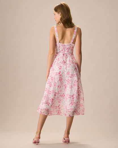 De roze midijurk met vierkante hals, bloemenprint en ruches