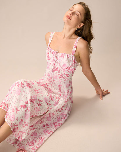 De roze midijurk met vierkante hals, bloemenprint en ruches