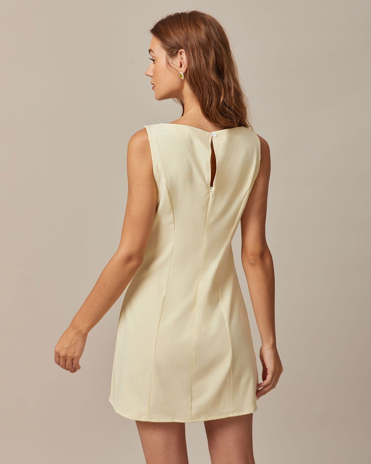 De gele boot-hals cut-out minijurk