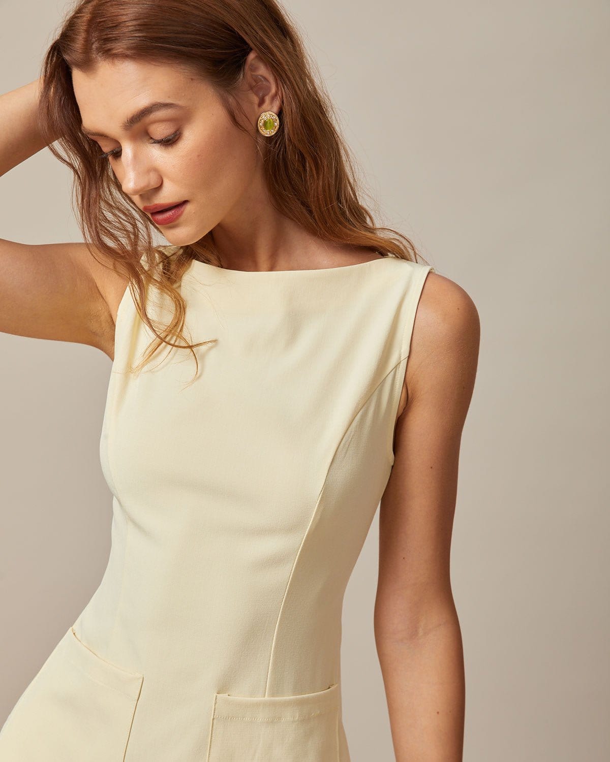 De gele boot-hals cut-out minijurk