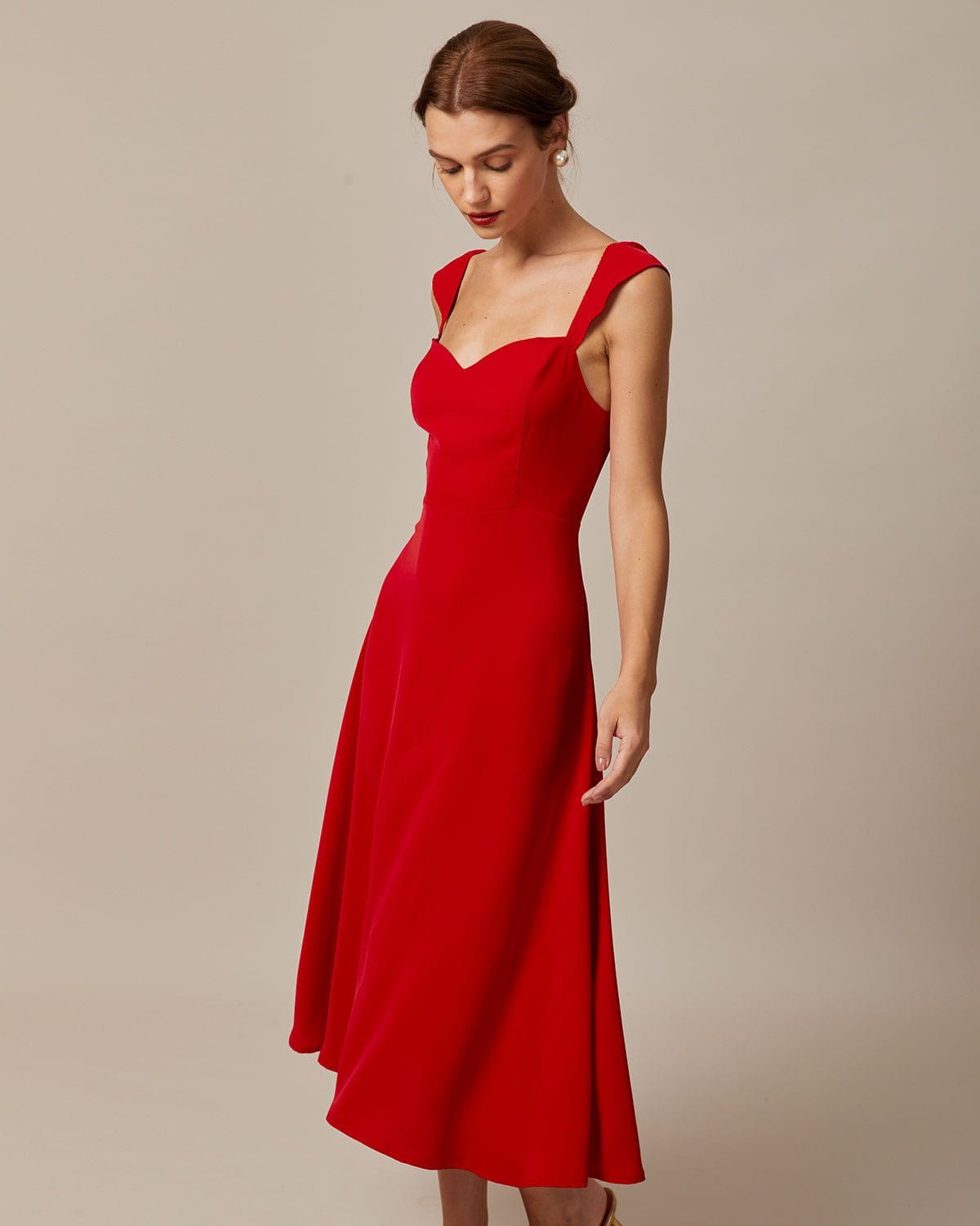 De rode midi-jurk met sweetheart-hals en capmouwtjes