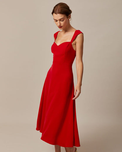 De rode midi-jurk met sweetheart-hals en capmouwtjes