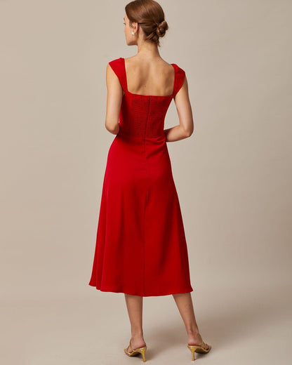 De rode midi-jurk met sweetheart-hals en capmouwtjes