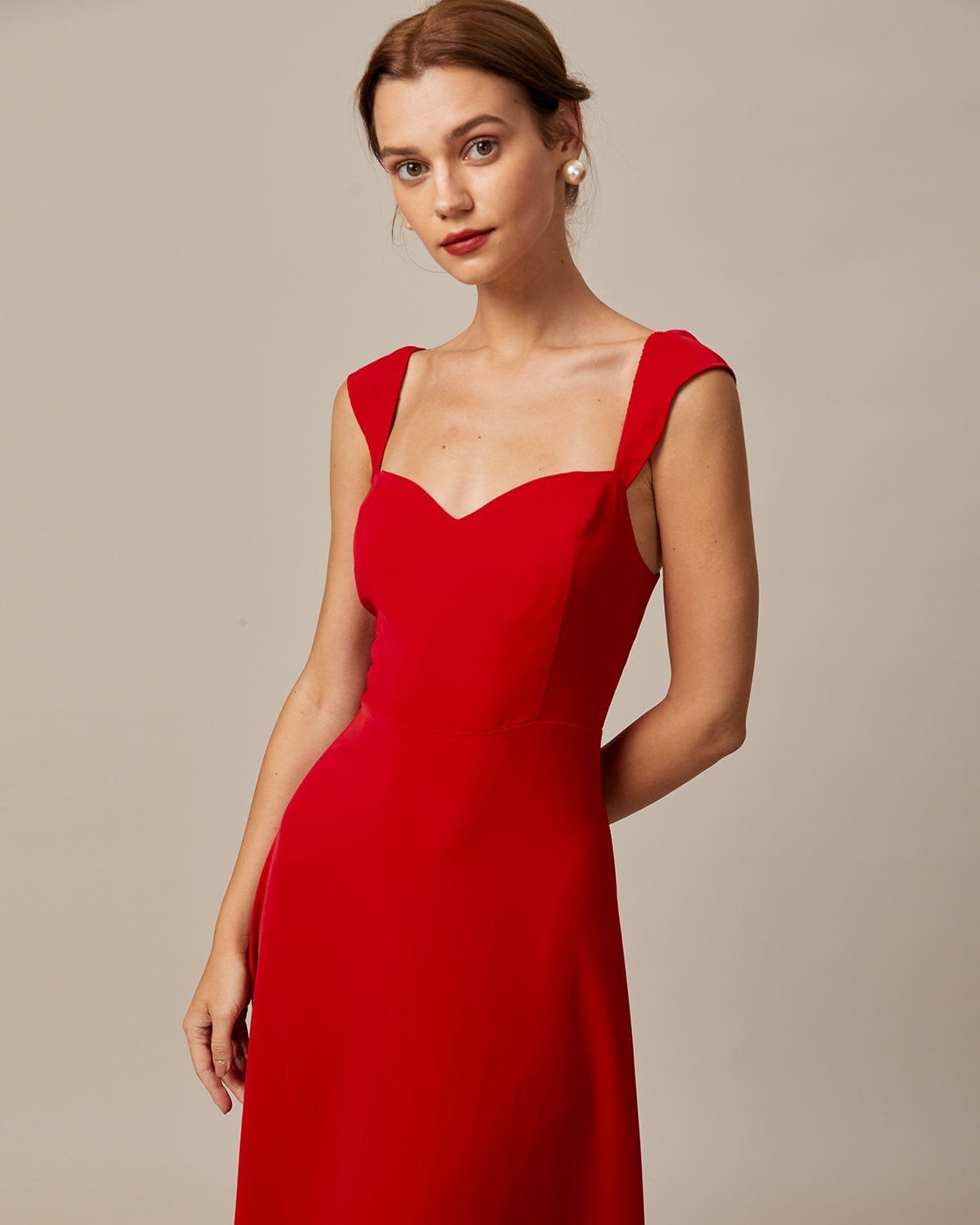 De rode midi-jurk met sweetheart-hals en capmouwtjes